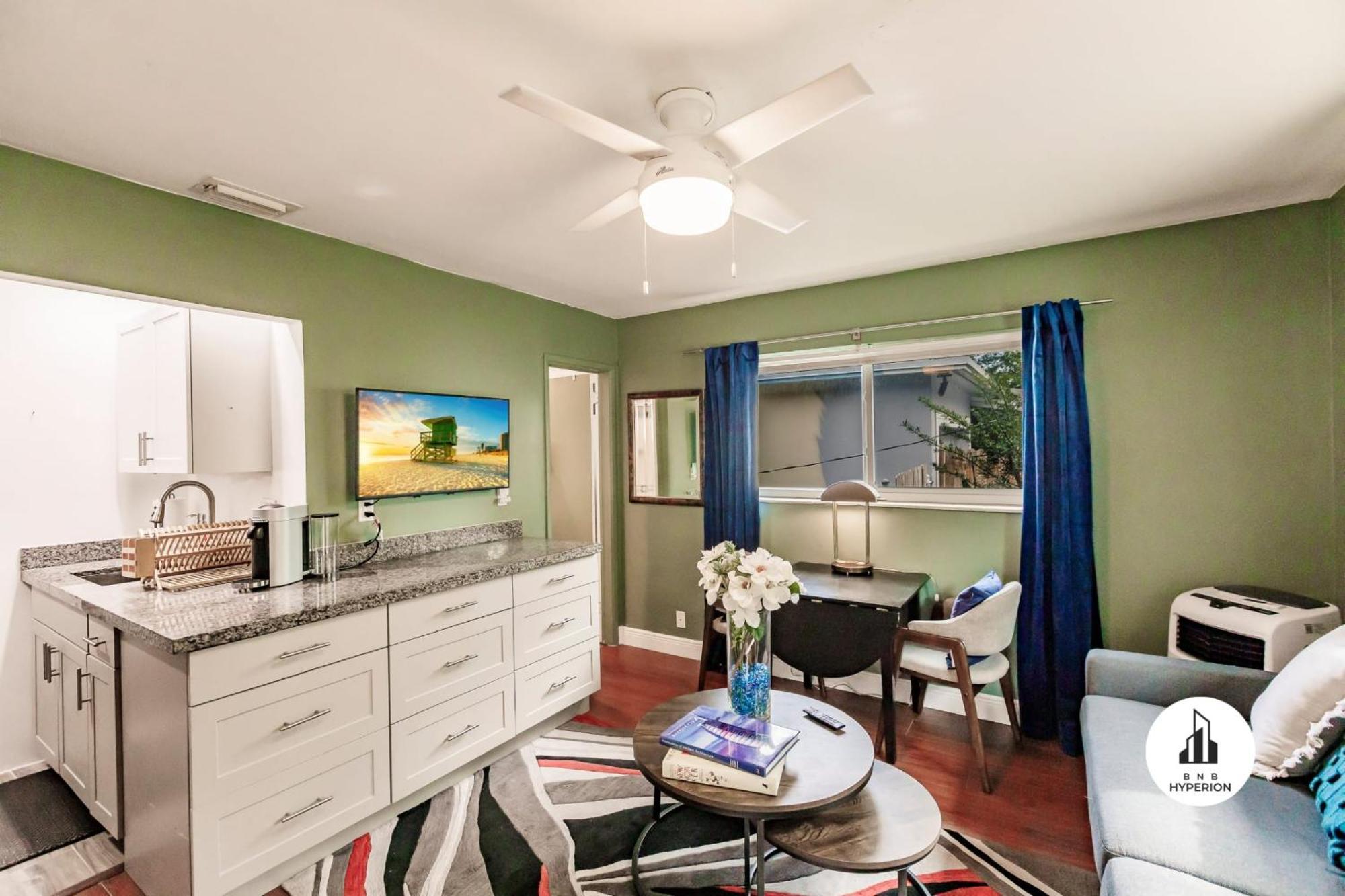 Bnb Hyperion - Updated 1B1B Hideaway - Sleeps 3 Голливуд Экстерьер фото